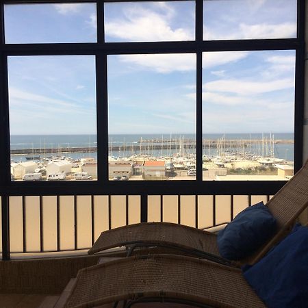 Em frente à Praia e Marina Vila do Conde Esterno foto