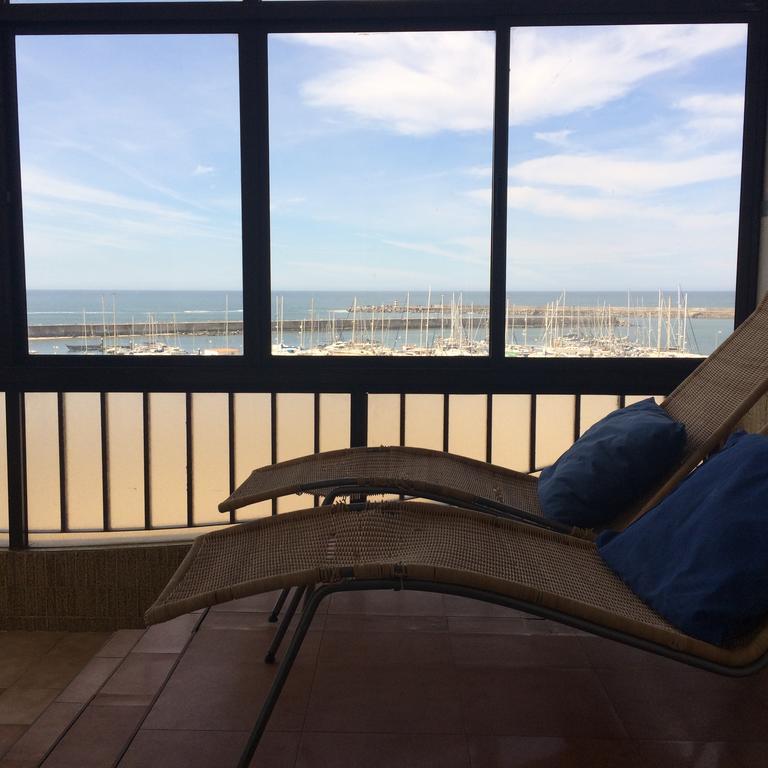 Em frente à Praia e Marina Vila do Conde Esterno foto